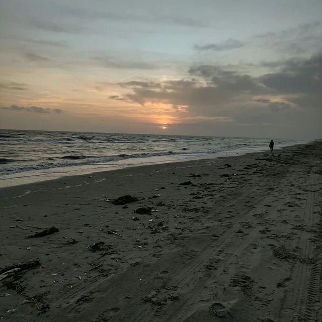 Beach sunset before editing — washed out low contrast